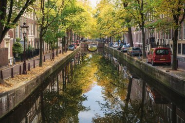 Kanal Oudezijds Achterburgwal Red light District Amsterdam eski Merkezi içinde