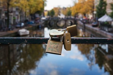 Kanal Oudezijds Voorburgw üzerinde bir köprüye bağlı asma kilitler