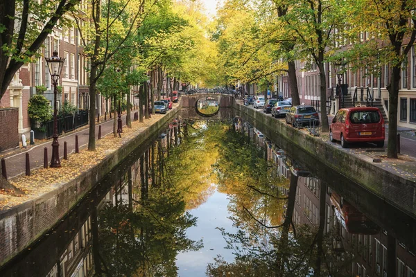 Il canale Oudezijds Achterburgwal nel quartiere a luci rosse del centro storico di Amsterdam — Foto Stock