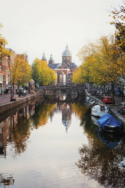 Kanál Oudezijds Voorburgwal v červených luceren staré centrum Amsterdamu — Stock fotografie