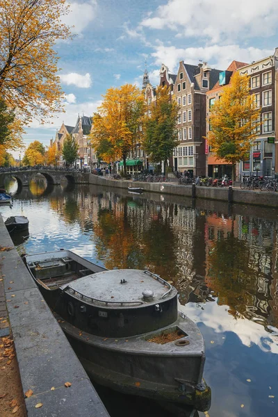 Båten förtöjd vid kajen vid kanalen Oudezijds Voorburgwal i Red light District i den gamla staden Amsterdam — Stockfoto