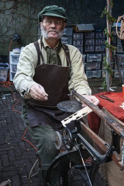 Adam, Deventer Dickens Festval şekil testere ile meşgul