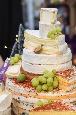Yığın lezzetli Fransız peynir yemek Festivali