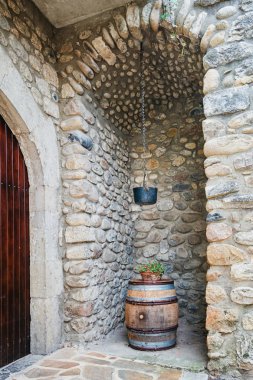Vogue Ardèche bölgesinde köyde bir koyda şarap varil