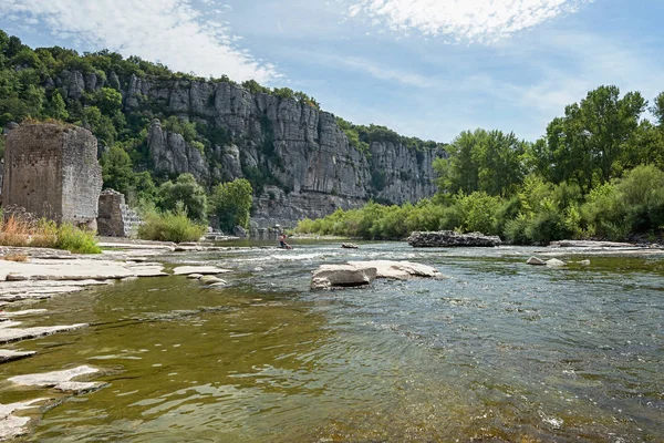 Fiume Ardeche lungo il vecchio villaggio Vogue — Foto Stock