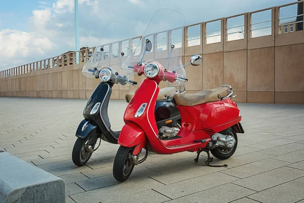 Scheveningen n Bulvarı'nda iki trendy scooter Park