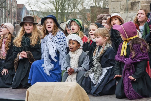 Çocuk bir müzikalde Dickens Festival süresince gerçekleştirmek.