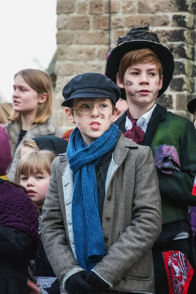 Children perform in a musical during the Dickens Festival in Deventer in The Netherlands — Stock Photo, Image