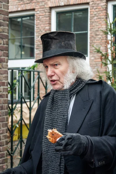 Scrooge Dickens Deventer Hollanda Dickens Festivali sırasında ünlü kitaplardan karakterlerden biri