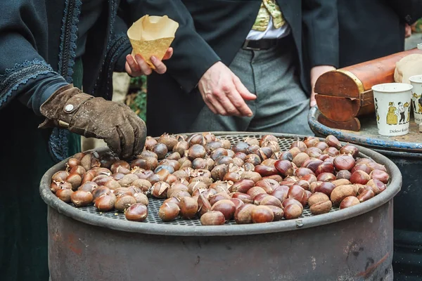 Roasted chestnuts for sale at the Dickens festival in Deventer, — Stock Photo, Image