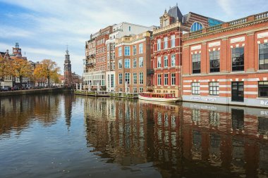 Munttower içinde belgili tanımlık geçmiş ile Amstel Nehri