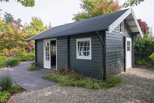 Grünes Gartenhaus im Garten — Stockfoto