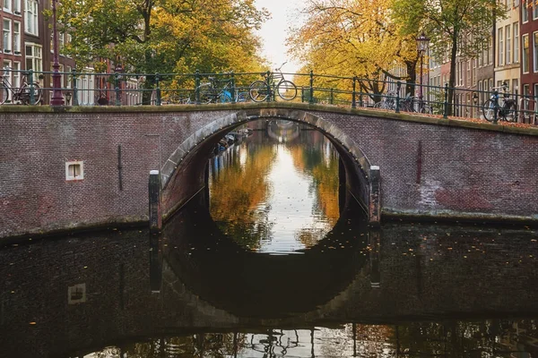 Křížení Herengracht Reguliersgracht v starém městě Amsterda — Stock fotografie