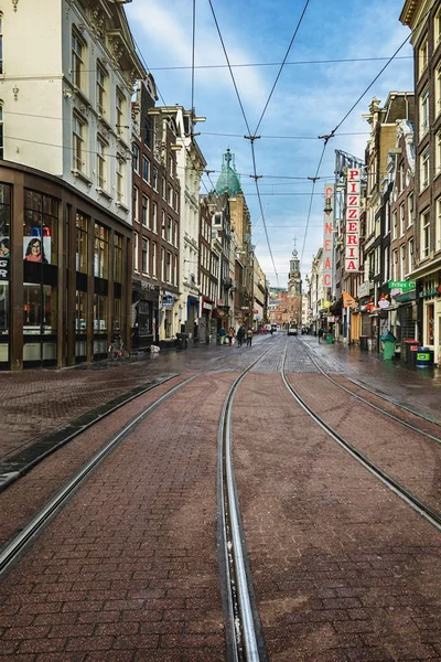 Regulierbreestraat στο παλιό κέντρο του Άμστερνταμ με τα καταστήματα — Φωτογραφία Αρχείου