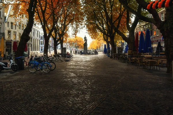 สแควร์ Thorbeck ในเมืองเก่าของอัมสเตอร์ดัมที่มีรูปปั้น o — ภาพถ่ายสต็อก