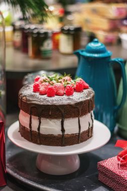 Lezzetli çilekli ahududulu çikolatalı kek Utrecht yemek Festivali