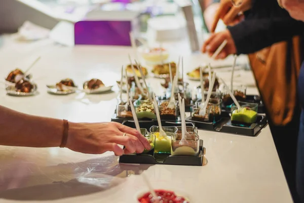 Deliciosos tipos de sobremesas servidas no festival de comida em Utrec — Fotografia de Stock
