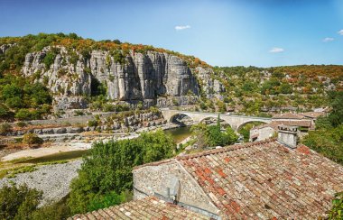 Köprünün diğer tarafında nehir Ardèche yakınındaki eski köy Balazuc ben