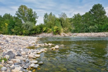 Nehir Ardèche köyünü Lanas yakınındaki