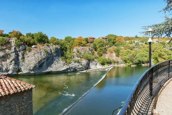 Weir nel fiume Ardeche vicino al villaggio di Ruoms nell'Ardec — Foto Stock