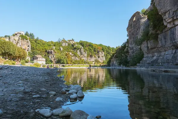 Ludzi grających w rzece Ardèche w pobliżu mostu w pobliżu pic — Zdjęcie stockowe