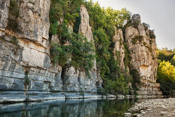 Floden Ardeche nära den gamla byn Labeaume — Stockfoto