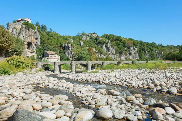 Il ponte sul fiume Ardeche nel pittoresco villaggio di Labeaume — Foto Stock