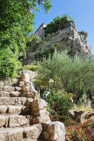 Escadas íngremes a caminho de uma casa no topo da montanha na aldeia o — Fotografia de Stock