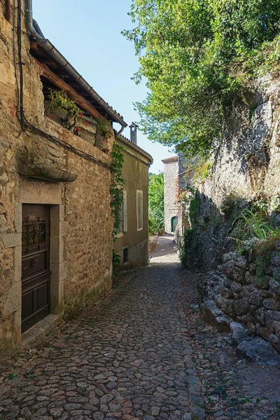 The narrow street in the picturesque village of Labeaume — Stock Photo, Image