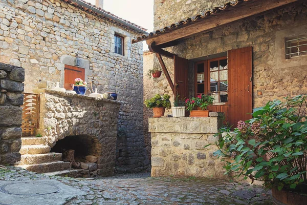 Bâtiments historiques dans le vieux village de Labeaume en Ardèche — Photo