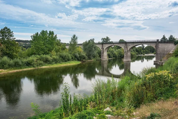 Il ponte sul fiume Ardeche vicino al villaggio di Lanas — Foto Stock