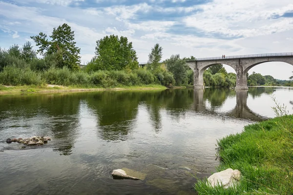 Il ponte sul fiume Ardeche vicino al villaggio di Lanas — Foto Stock