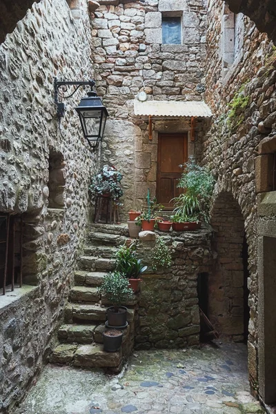 The narrow street in the picturesque village of Lanas in the Ardeche — Stock Photo, Image