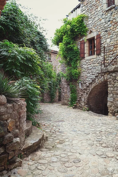 La rue étroite dans le village pittoresque de Lanas — Photo