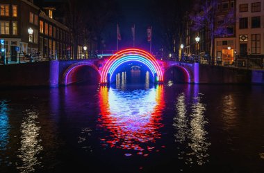  Eski şehir Amsterdam ışık Festivali sırasında ışıklı köprü