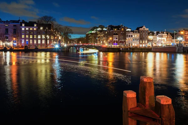 Puente en el casco antiguo de Amsterdam por la noche — Foto de Stock