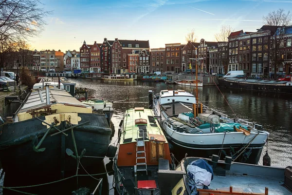 Προβολή στο κανάλι Waalseilandgracht στο κέντρο της πόλης του Άμστερνταμ. — Φωτογραφία Αρχείου