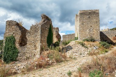 Üstünde belgili tanımlık dağ tepe adlı Fransız Köyü Saint Montan berbat 