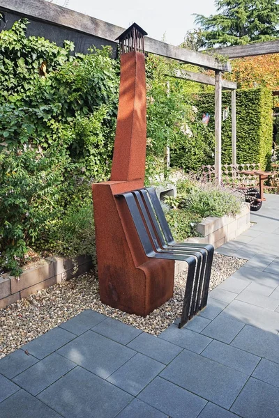 溶接された金属製の椅子とさびた庭ヒーター — ストック写真