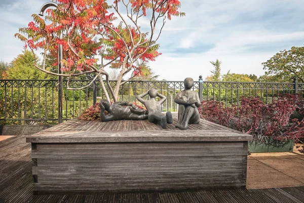 Para la decoración de tres esculturas en un escenario de madera en el jardín —  Fotos de Stock