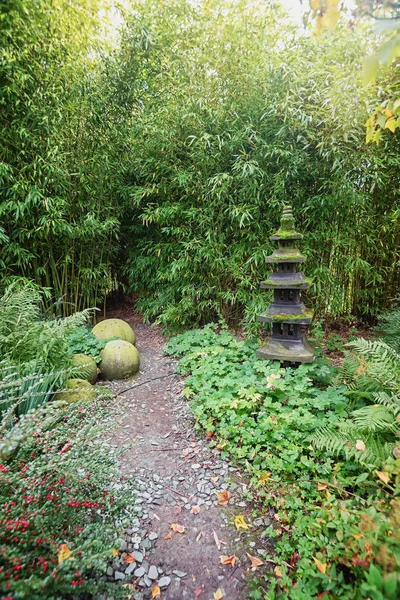 Pour la décoration une pagode dans le jardin — Photo