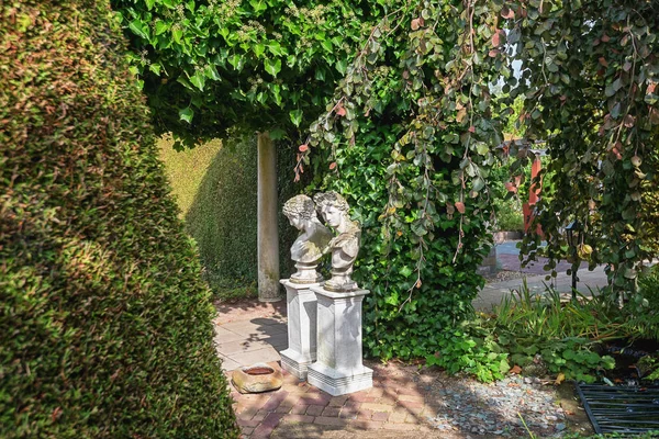Для украшения двух римских садовых статуй в саду — стоковое фото