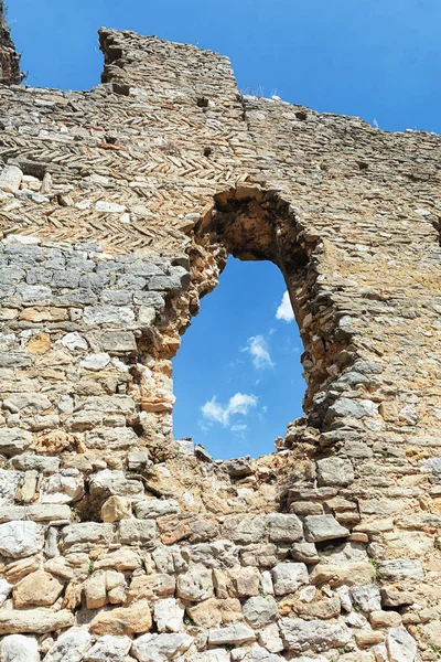 Bir harabe içinde Fransız Köyü Saint Montan duvarda delik