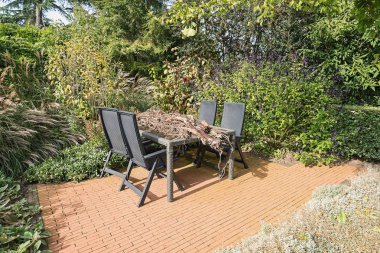 Bahçe küme tablo kuru dalları ile kaplıdır