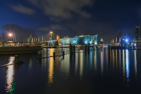 El Museo de Ciencias del Nemo iluminado a lo largo del canal Oosterdok en Ámsterdam —  Fotos de Stock