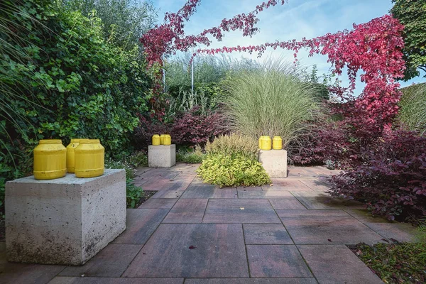 Üç beton bloklar halinde sarı mum sahipleri ile dekore edilmiş Bahçe — Stok fotoğraf