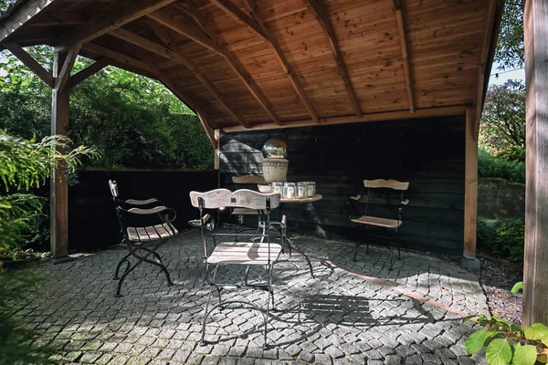 Gazebo arredato con un set da giardino decorativo — Foto Stock