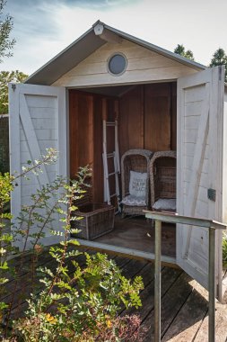 iki rattan Bahçe sandalye ve bir rattan sepet kulübede istif