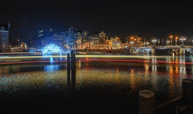 Bir ışık doğru Herengracht Amsterdam ışık Festivali sırasında köprünün altından tünel