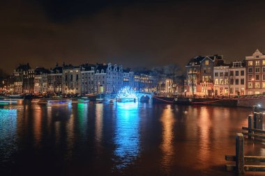 Amsterdam, Hollanda, 16 Aralık 2017: Tünel Herengracht Amsterdam ışık Festivali sırasında doğru köprünün altından ışık